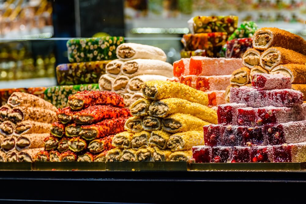 Zuckerfest: türkische Süßigkeiten an einem Stand.