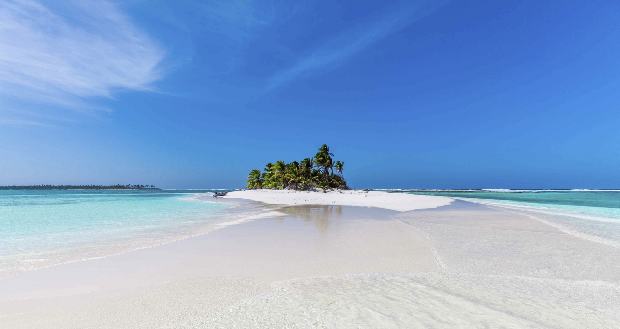 Einsame Inseln mit Palmen von türkisblauem Meer umgeben.