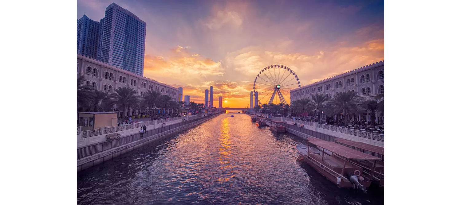 Emirat Sharjah: Fluss mit zwei Uferpromenaden.