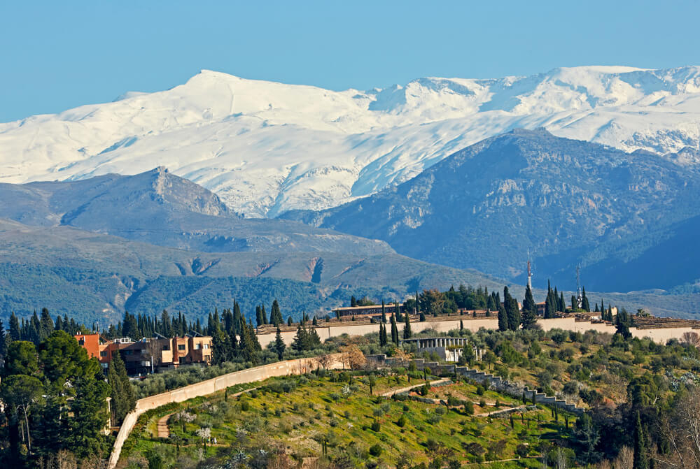 La sierra de Granada con las motañas nevadas al fondo