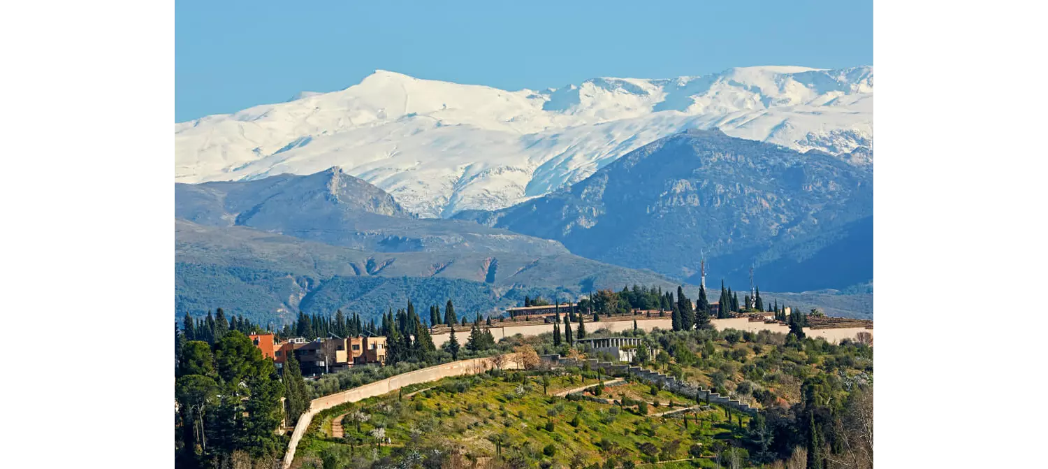 La sierra de Granada con las motañas nevadas al fondo