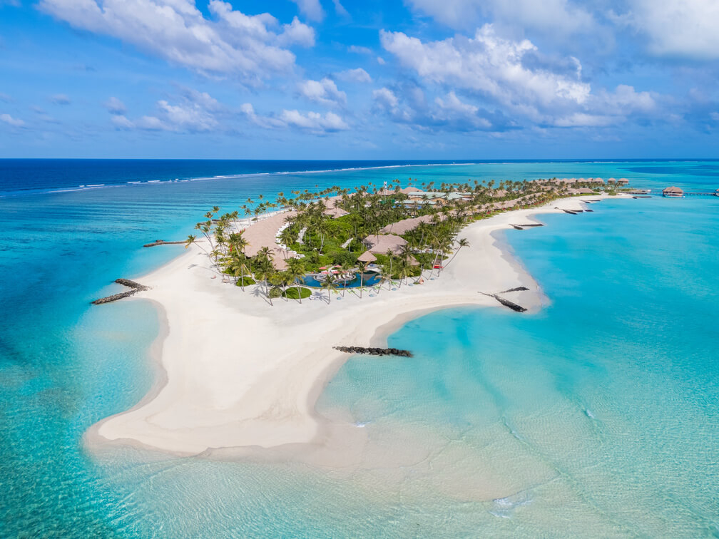Insel mit Hotel und Hausriff im Süd-Ari-Atoll, Malediven.