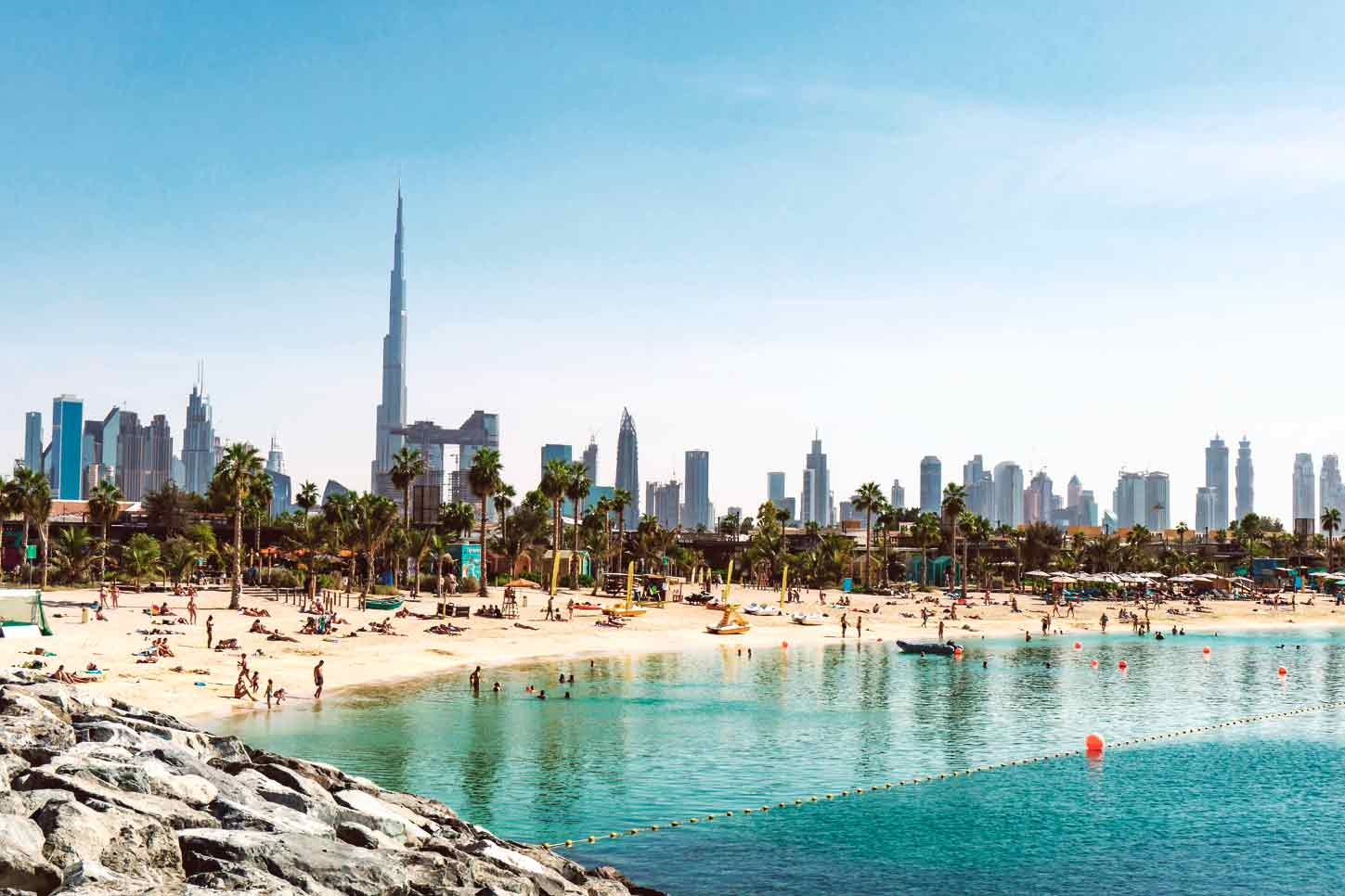 Dubai bei Nacht: Die Expo Dubai findet in einer der modernsten Städte der Welt statt.