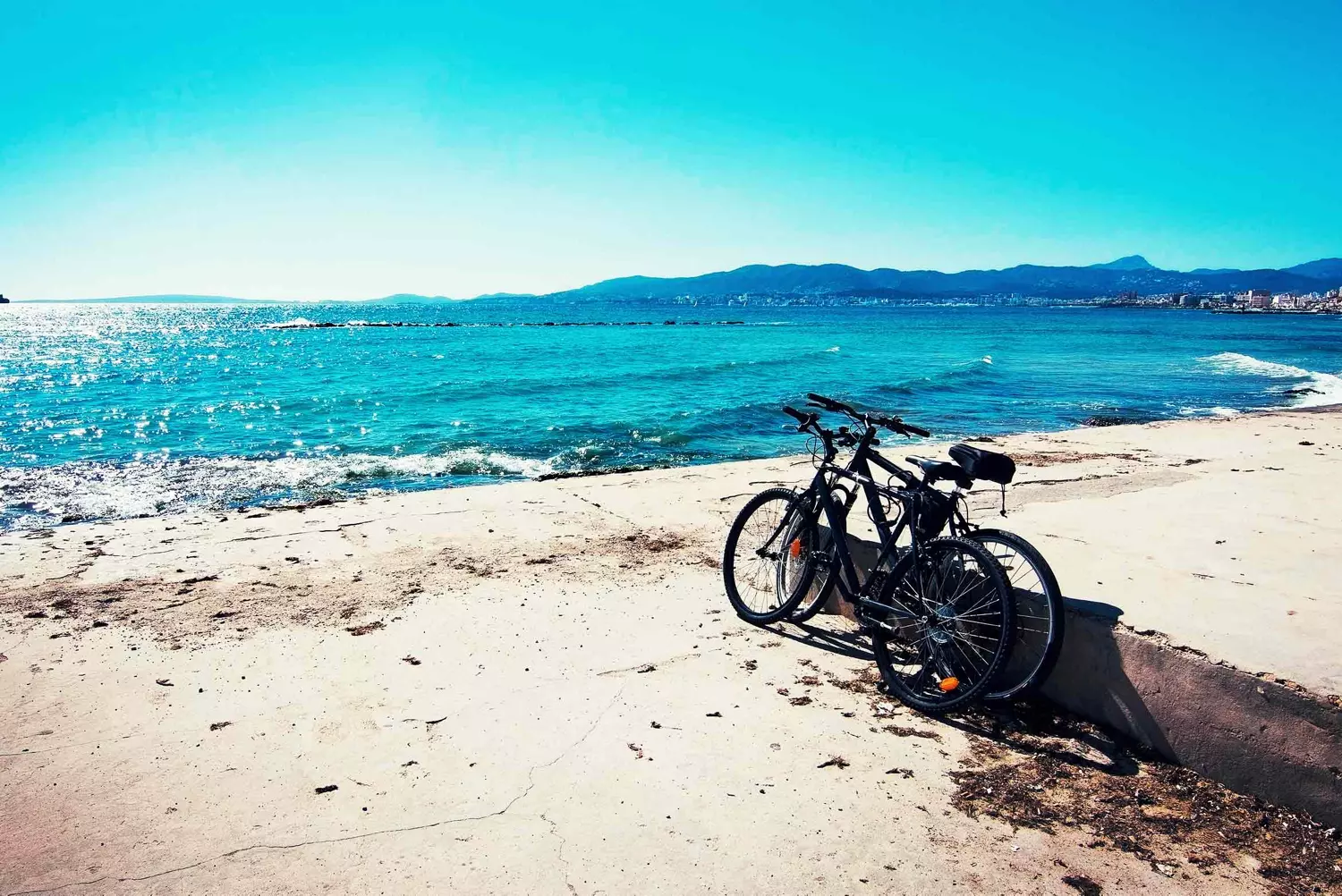 fahrrad-mallorca-strand-pin-and-travel