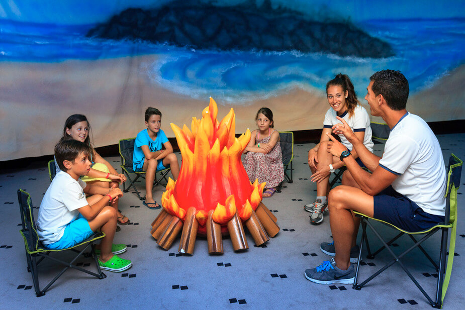 Barcelo Punta Umbria Beach Resort: Kids gathered in a circle around a fake bonfire