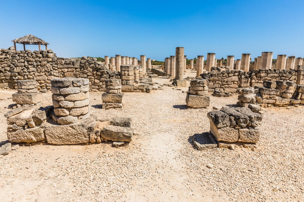 Sumhuram: Piles of stones on a sandy soil with walls and pillars 