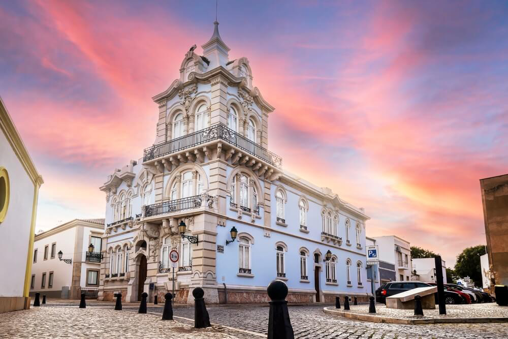 Faro Sehenswürdigkeiten: Belmarço-Palast in der Altstadt in der Dämmerung.