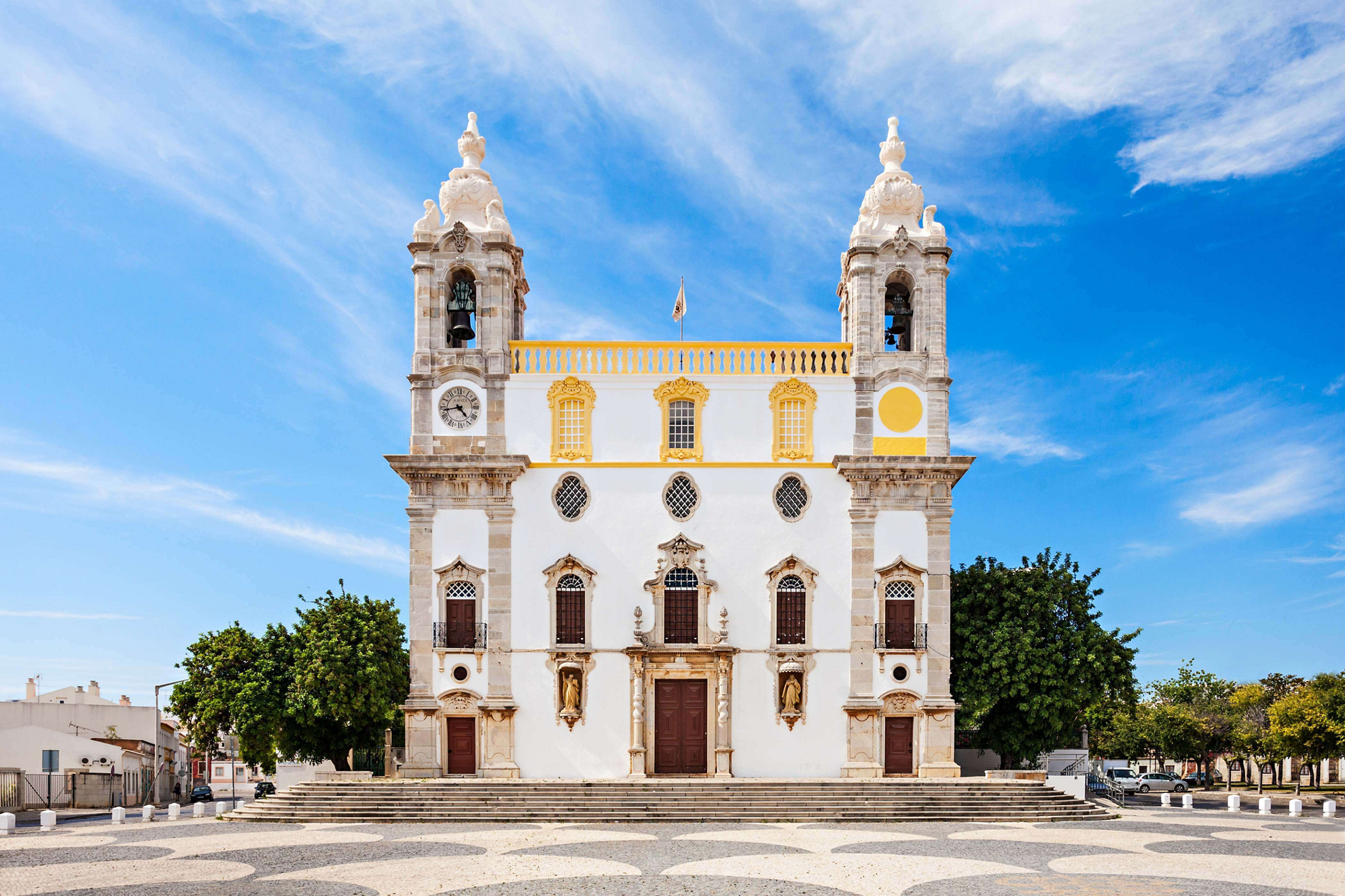 Sehenswürdigkeiten: Igreja do Carmo von außen gesehen.