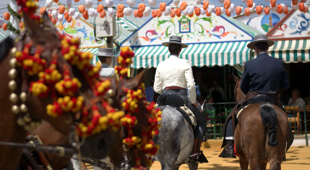 Feria Andalusien: Männer zu Pferd auf der Feria del Caballo in Jerez.