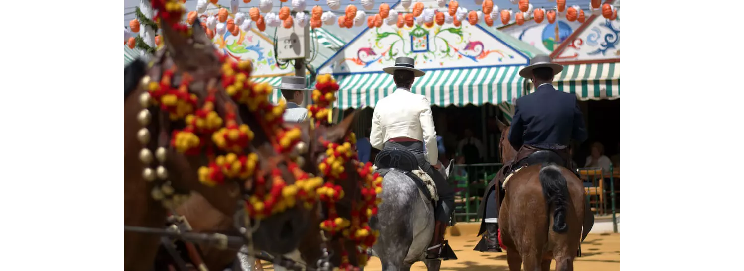 Feria Andalusien: Männer zu Pferd auf der Feria del Caballo in Jerez.