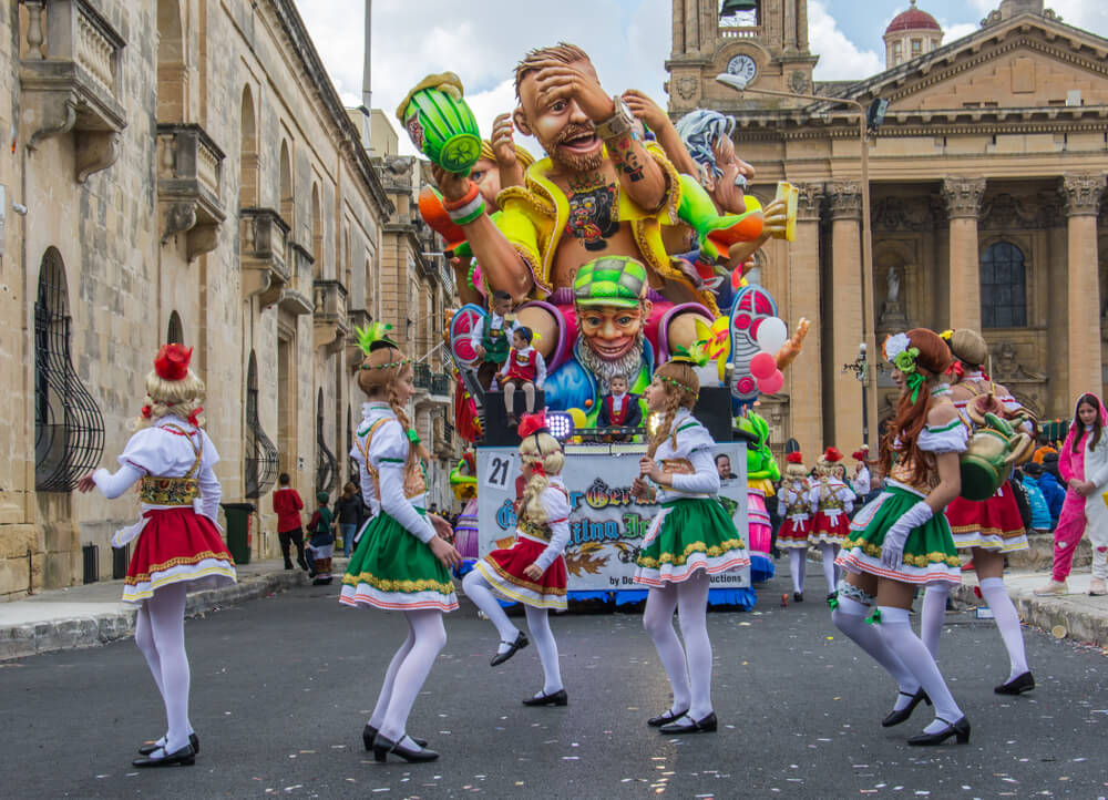 Ferien auf Malta: riesiger Umzugswagen beim Karneval.