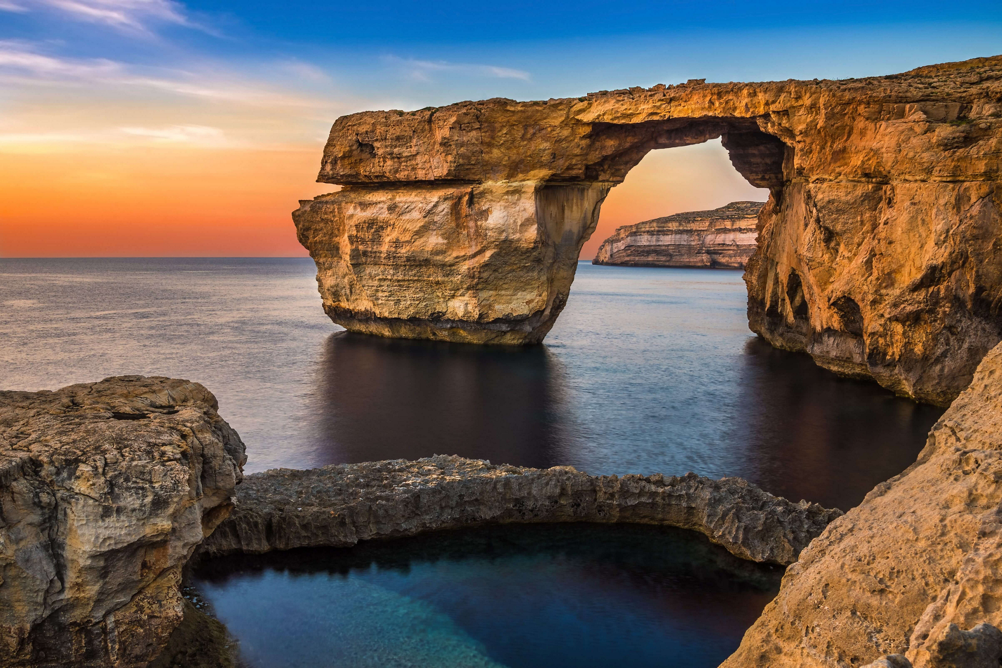 Ferien auf Malta: markanter Felsbogen an der Küste.