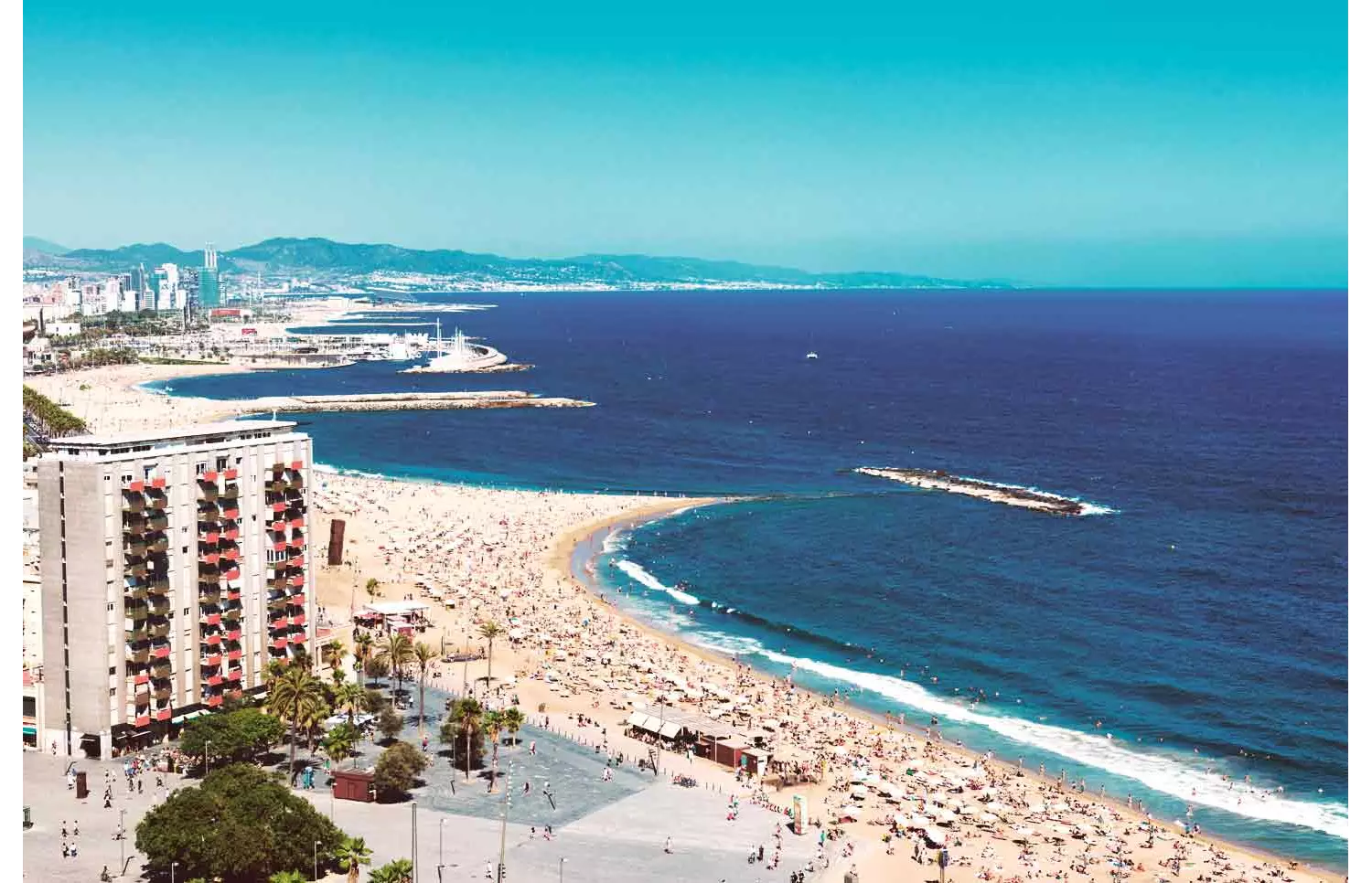 Barcellona ad agosto si veste di colori che decorano quartieri e spiagge