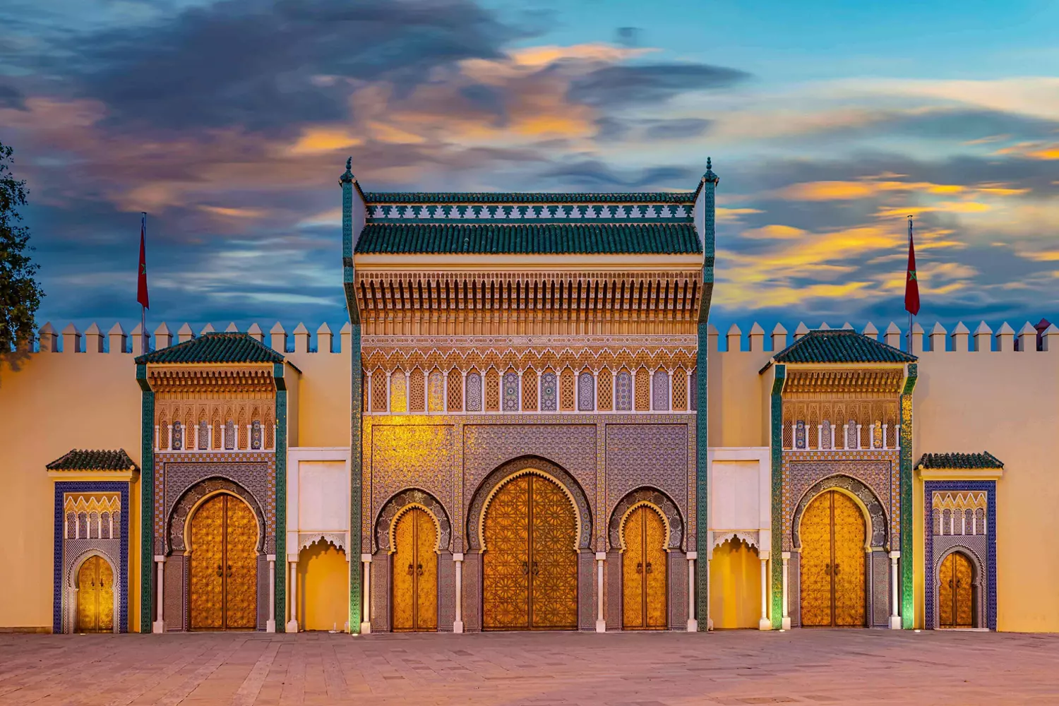 Fes Sehenswürdigkeiten: der Königspalast mit abendlicher Beleuchtung.