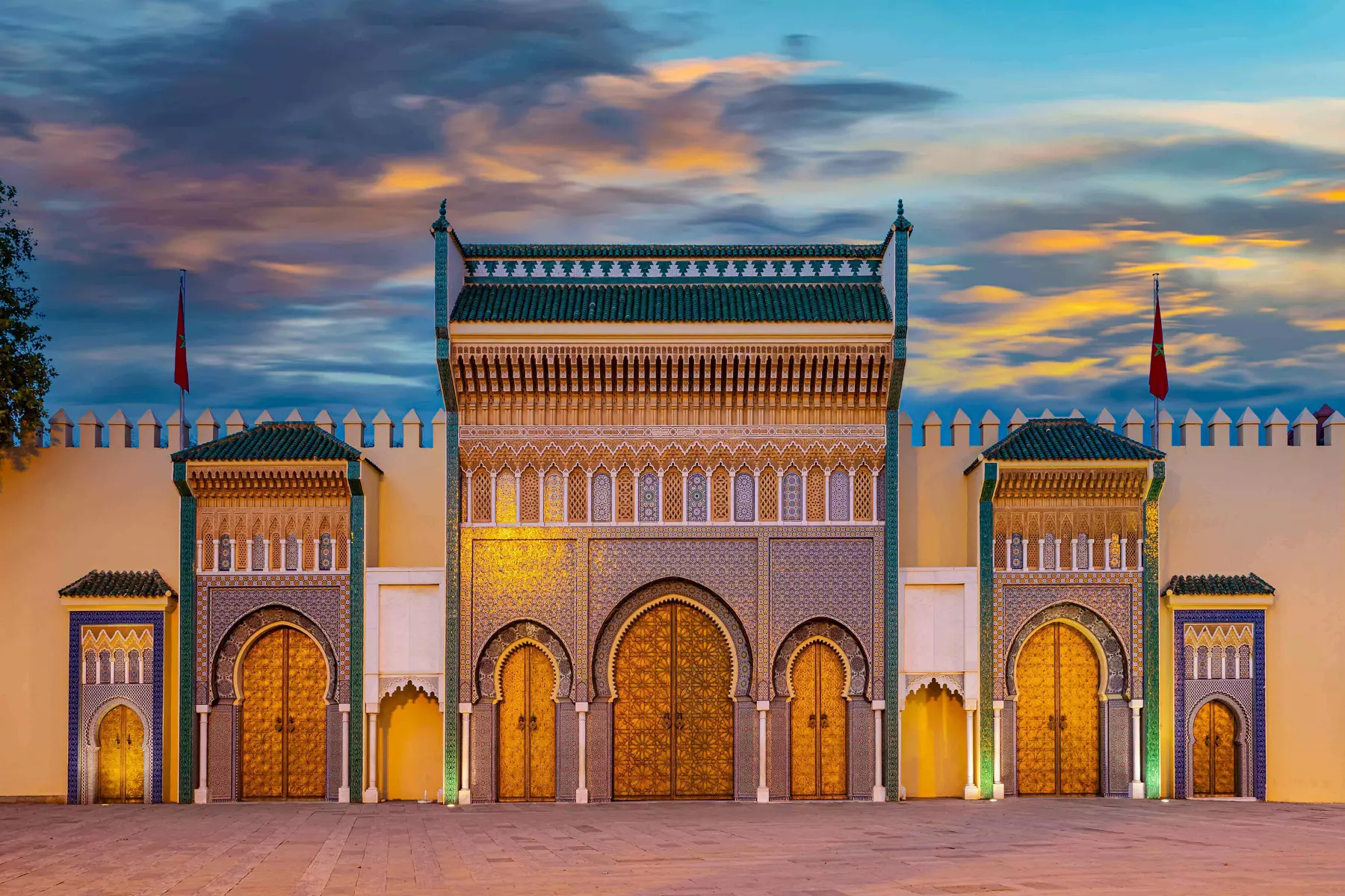 Fes Sehenswürdigkeiten: der Königspalast mit abendlicher Beleuchtung.