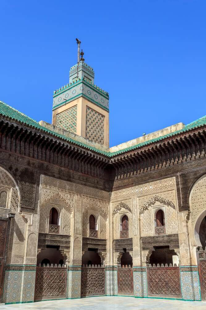 Fes Sehenswürdigkeiten: Innenhof und Minarett der Madrasa Bu Inaniya.