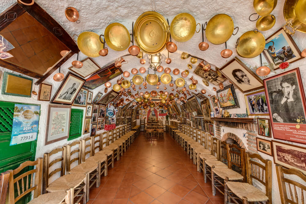 Eine der Höhlen des Stadtviertels Sacromonte in Granada mit vielen Fotos und Objekten.