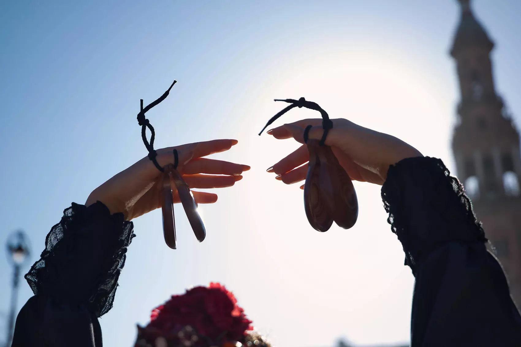 Flamenco in Spanien: Nahaufnahme der Hände eines Gitarristen.