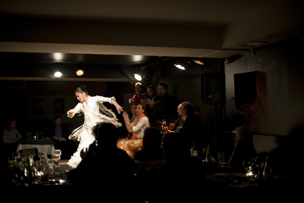 Flamenco shows in Madrid: women dancing flamenco on stage 