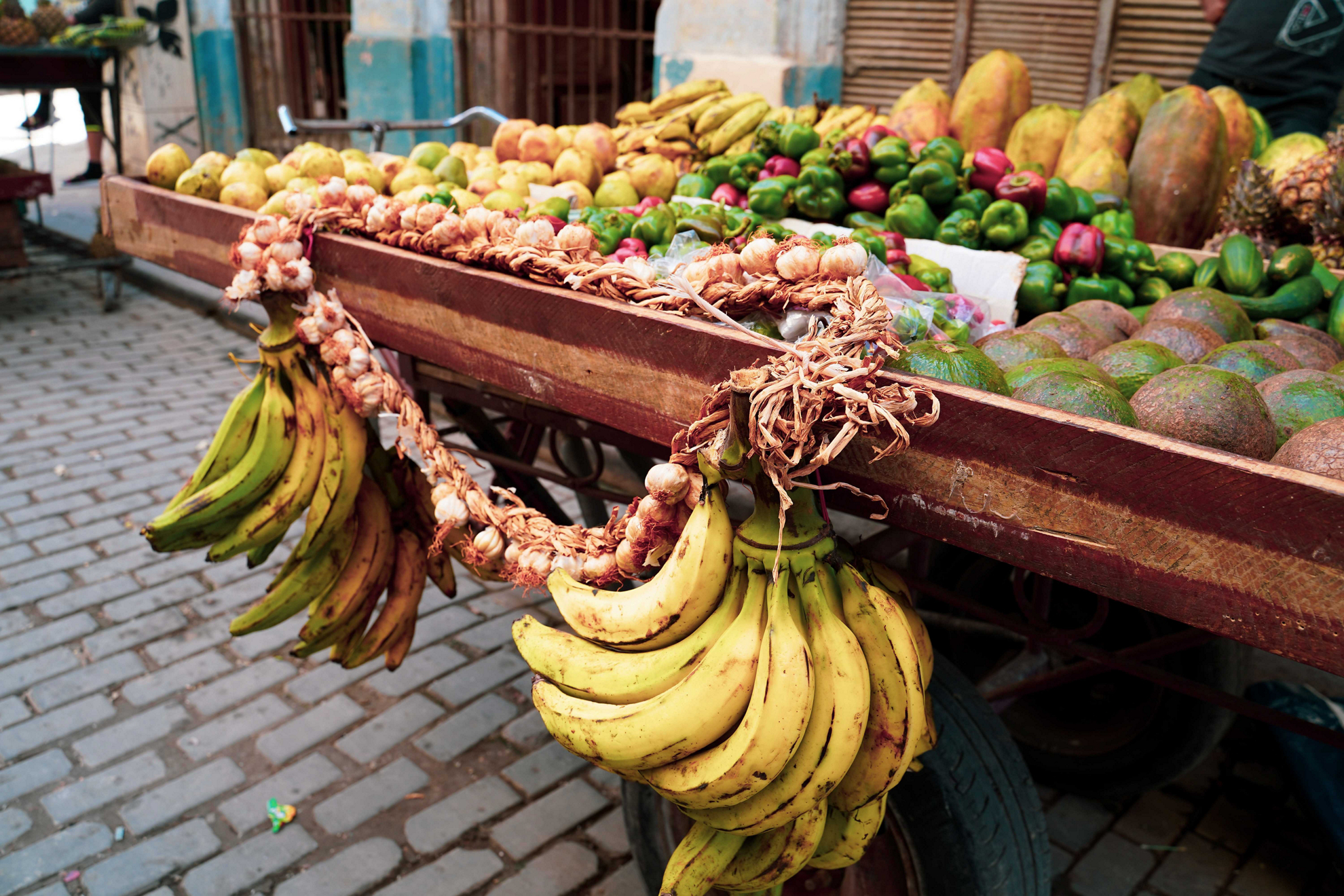 Food in Cuba: A street cart selling tropical fruits