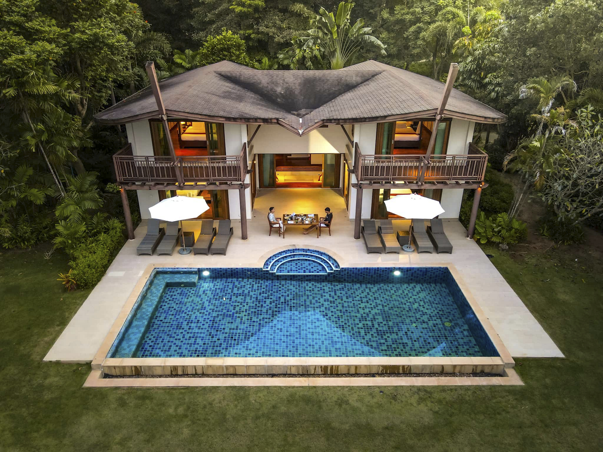 Barceló Coconut Island: A couple dining outside of a luxury villa