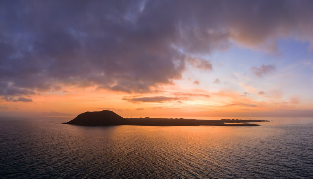 Isla de Lobos: Island in the middle of the ocean at sunset