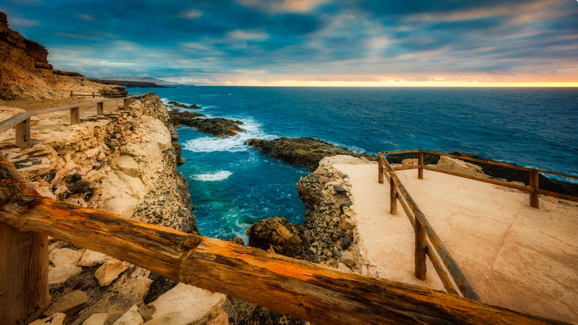 Fuerteventura-Urlaub: Aussichtspunkt an Klippen bei Sonnenuntergang