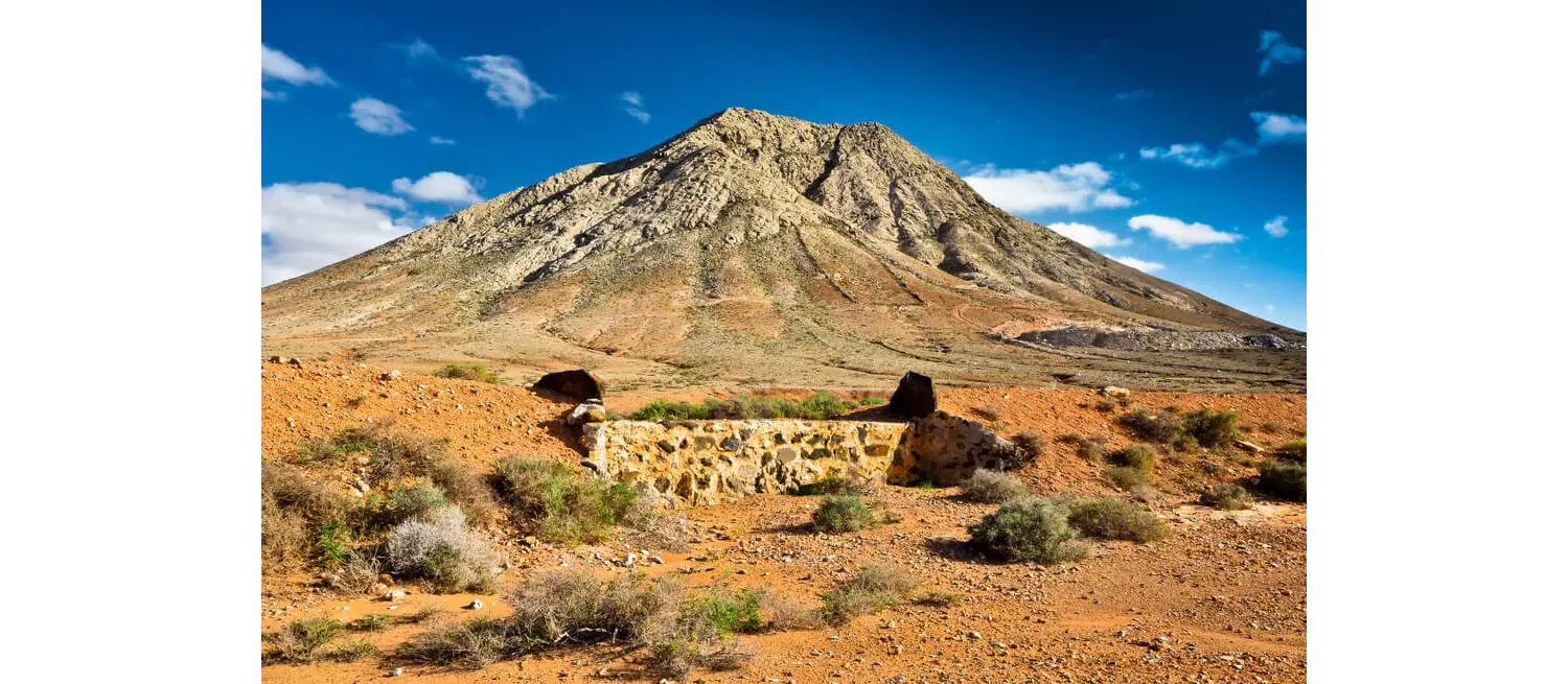 Fuerteventura-Urlaub: Sicht auf den Berg Tindaya von seinem Fuße aus