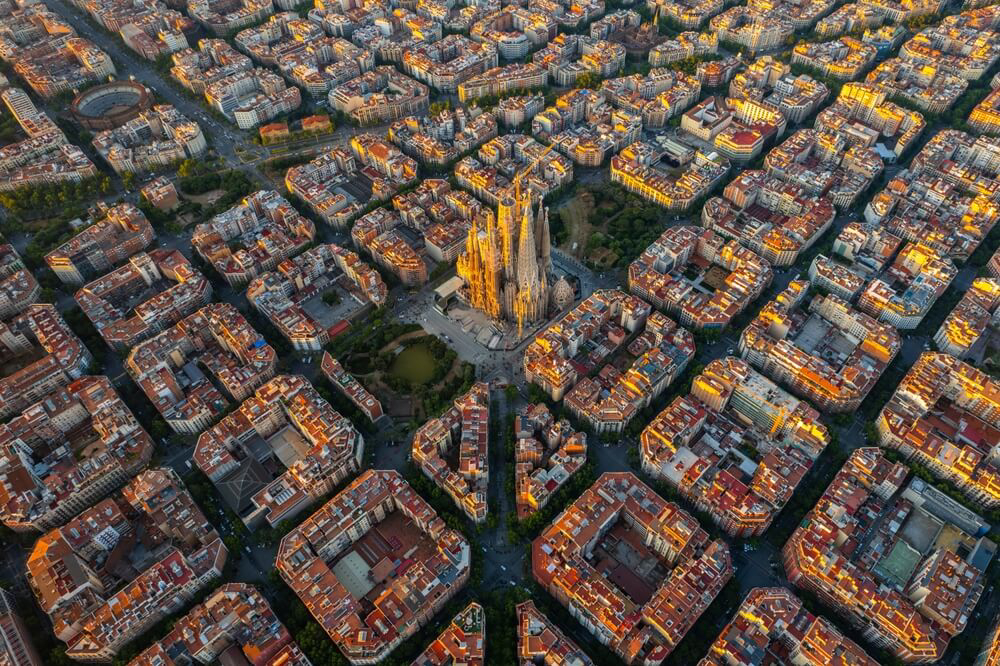 Gaudí Trail Barcelona: A bird’s eye view of the city of Barcelona with the Sagrada Familia