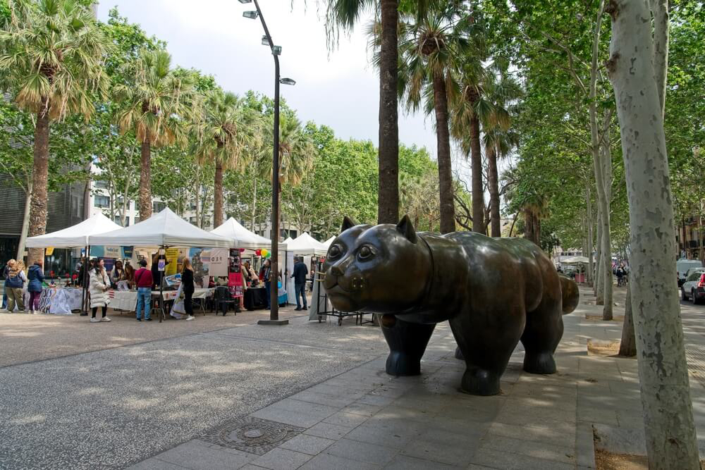 Gaudí Trail Barcelona: A bronze cat statue in Raval, a neighbourhood of Barcelona