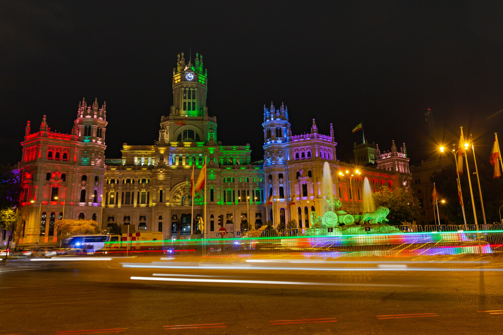 Gay Pride-Paraden: Gebäude in Madrid in den Regenbogenfarben beleuchtet.