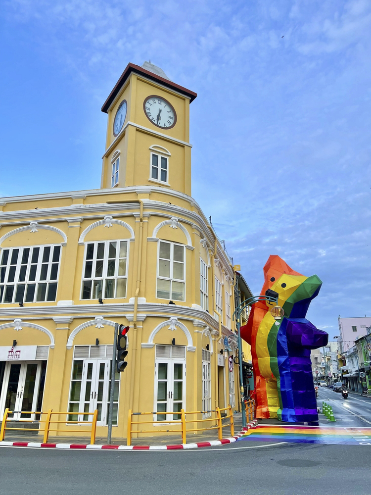 Regenbogenfarbener Bär zur Phuket Gay Pride.