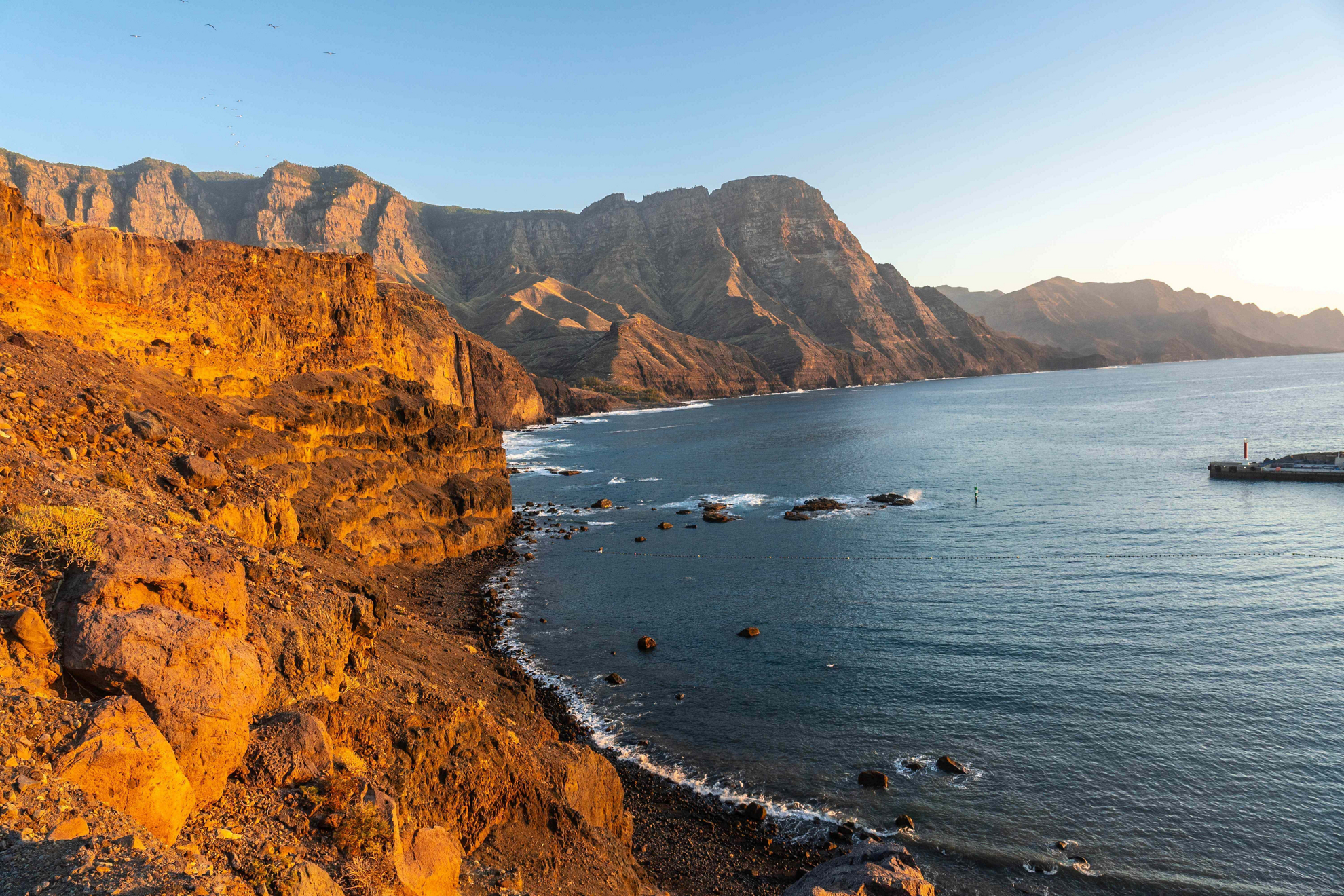 Steilküste mit schwarzem Strand auf Gran Canaria.