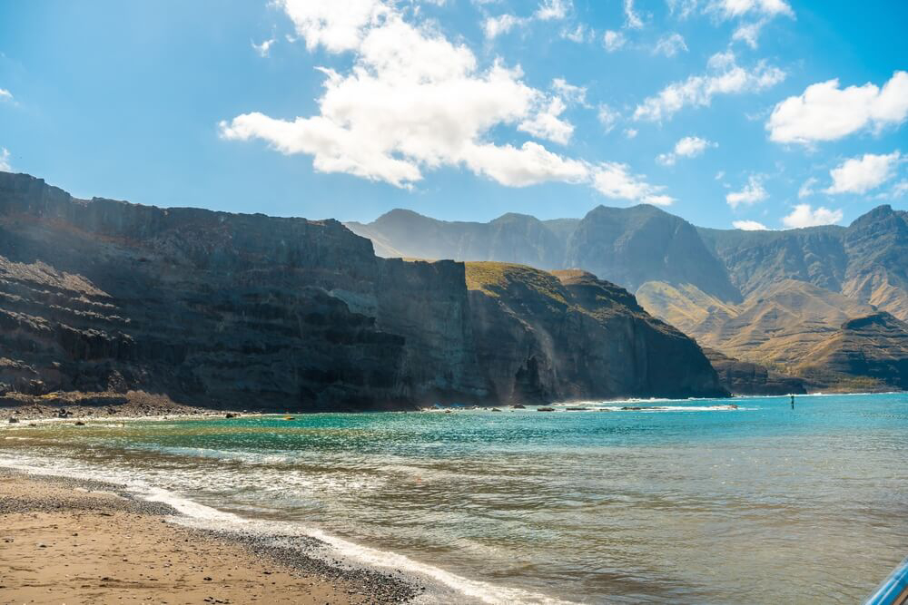 Hohe Felsklippen am Playa de las Nieves auf Gran Canaria.