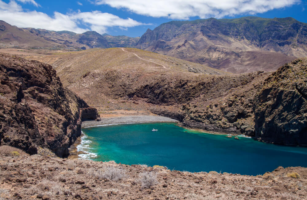 Von Felsen geschützte Bucht des Playa del Juncal auf Gran Canaria.