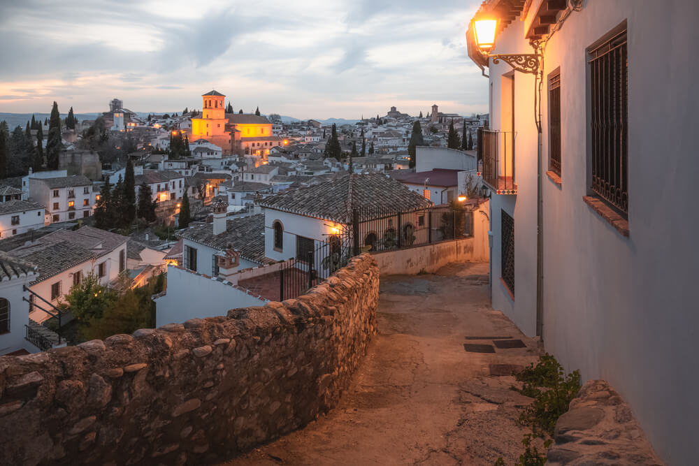 Blick vom Camino del Sacromonte auf die Häuserdächer des Albaicín in Granada.