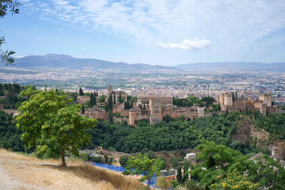 Die Alhambra und die Stadt Granada vom Aussichtspunkt San Miguel Alto aus gesehen.