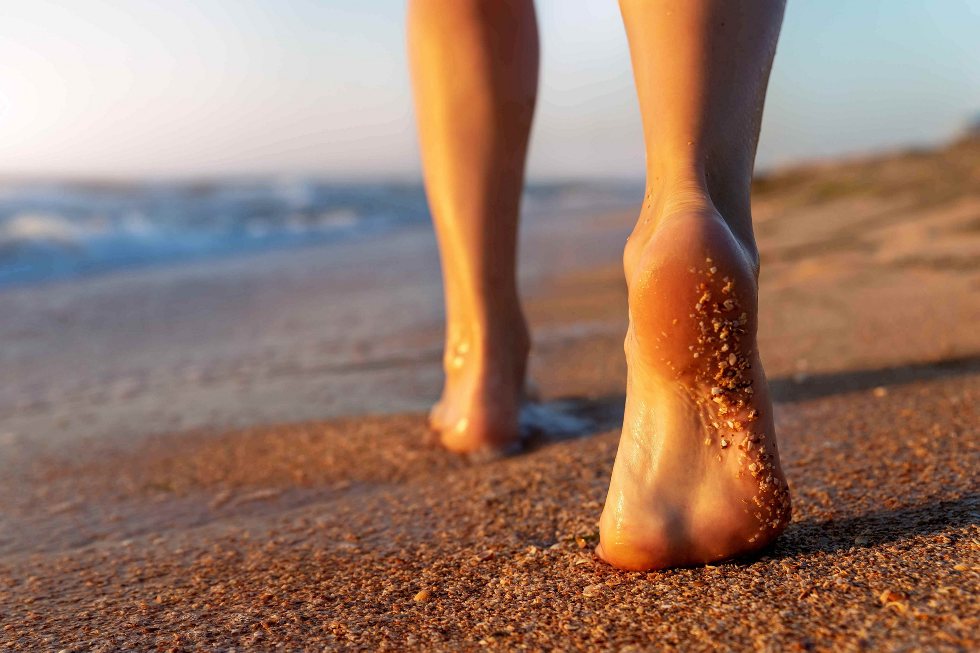 Füße im Sand: die einfachste Art des Grounding oder Earthing.