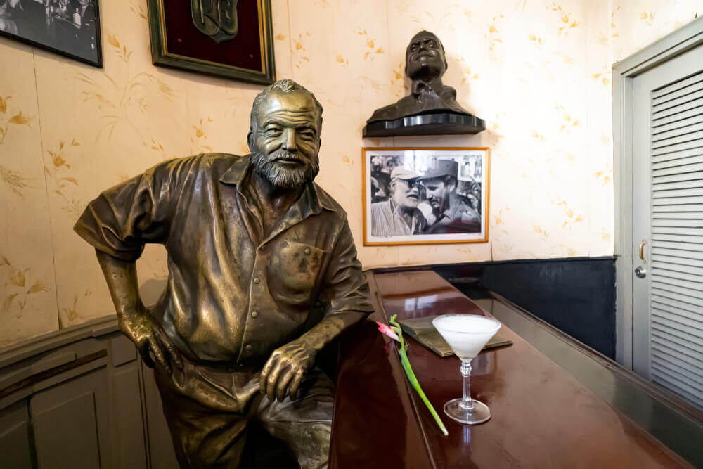 Statue von Ernest Hemingway, Kuba: in der Bar Floridita in Havanna.