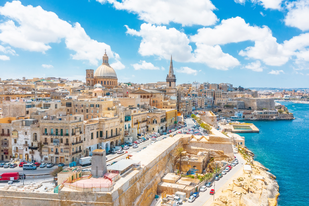 Herbsturlaub auf Malta: Blick auf Valletta vom Meer aus