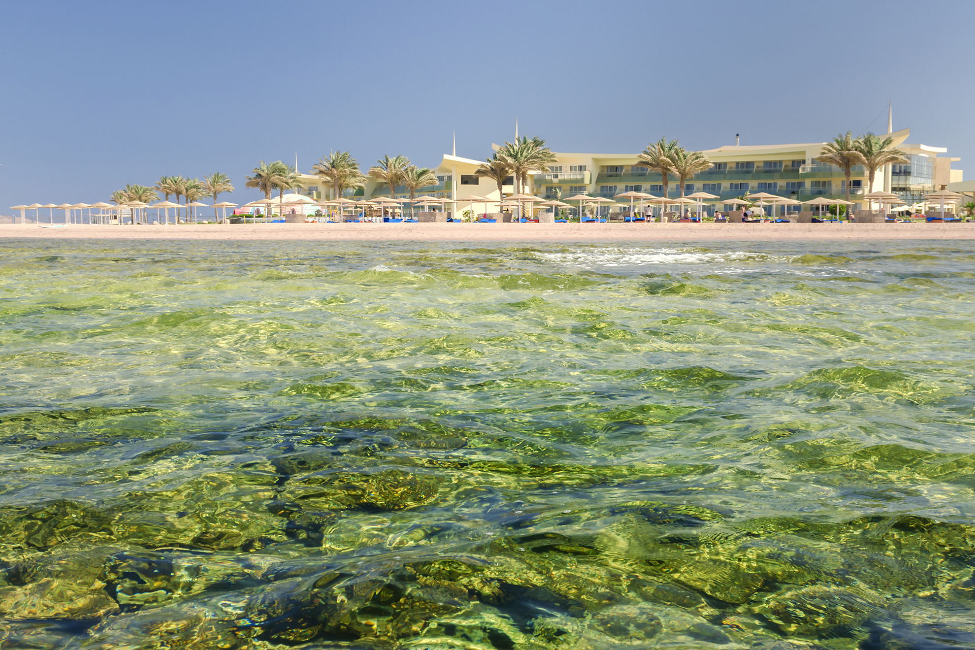 Herbsturlaub am Meer: glasklares Wasser vor einem Strand in Scharm el-Scheich.
