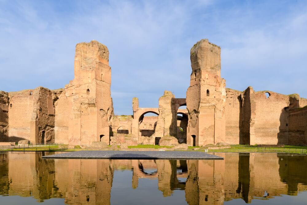 Die Caracalla-Thermen in Rom mit dem künstlichen See im Vordergrund.