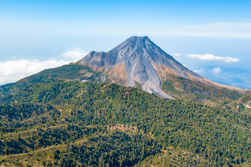 Gipfel des Vulkans Nevado de Colima im Sommer.