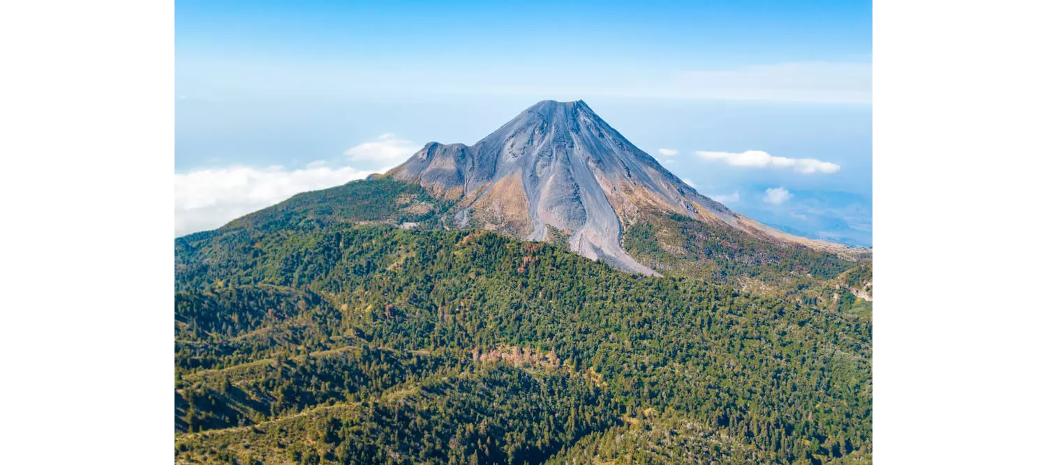 Gipfel des Vulkans Nevado de Colima im Sommer.