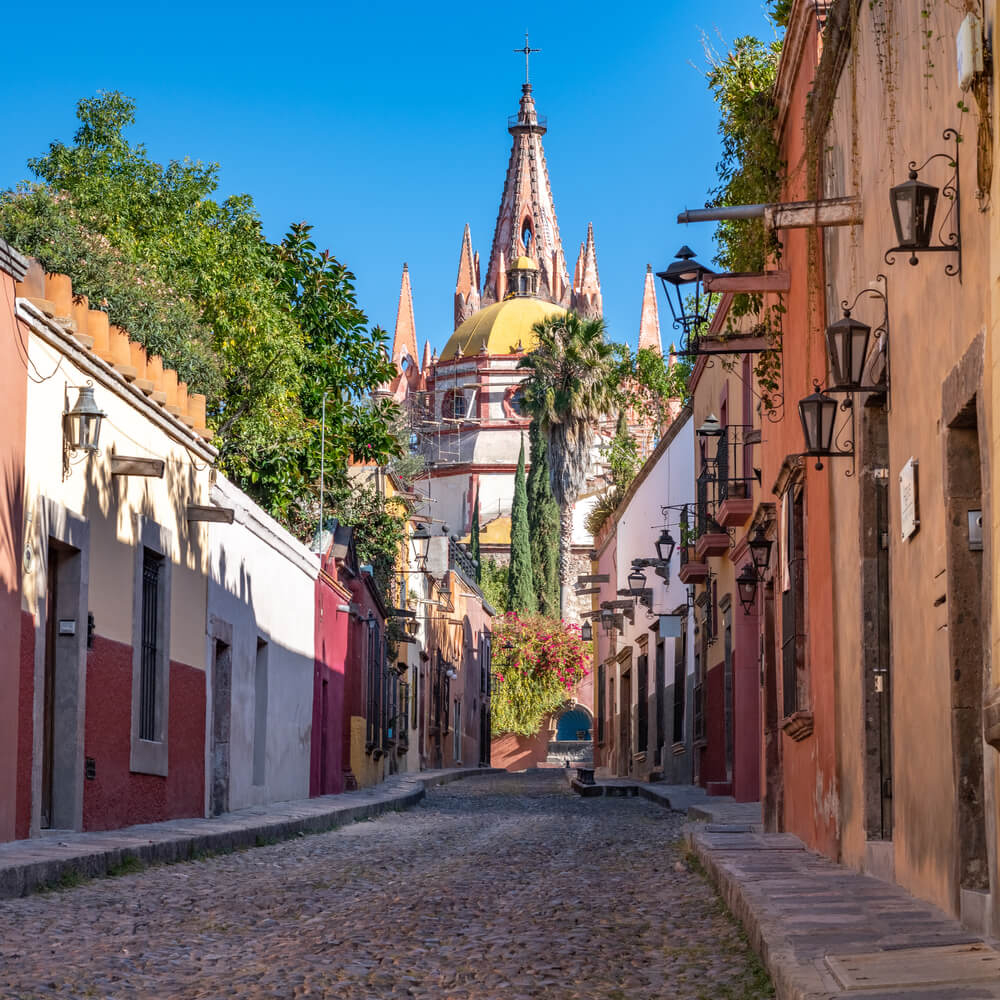 Pittoreske Gasse und Kirche in San Miguel de Allende, Mexiko.