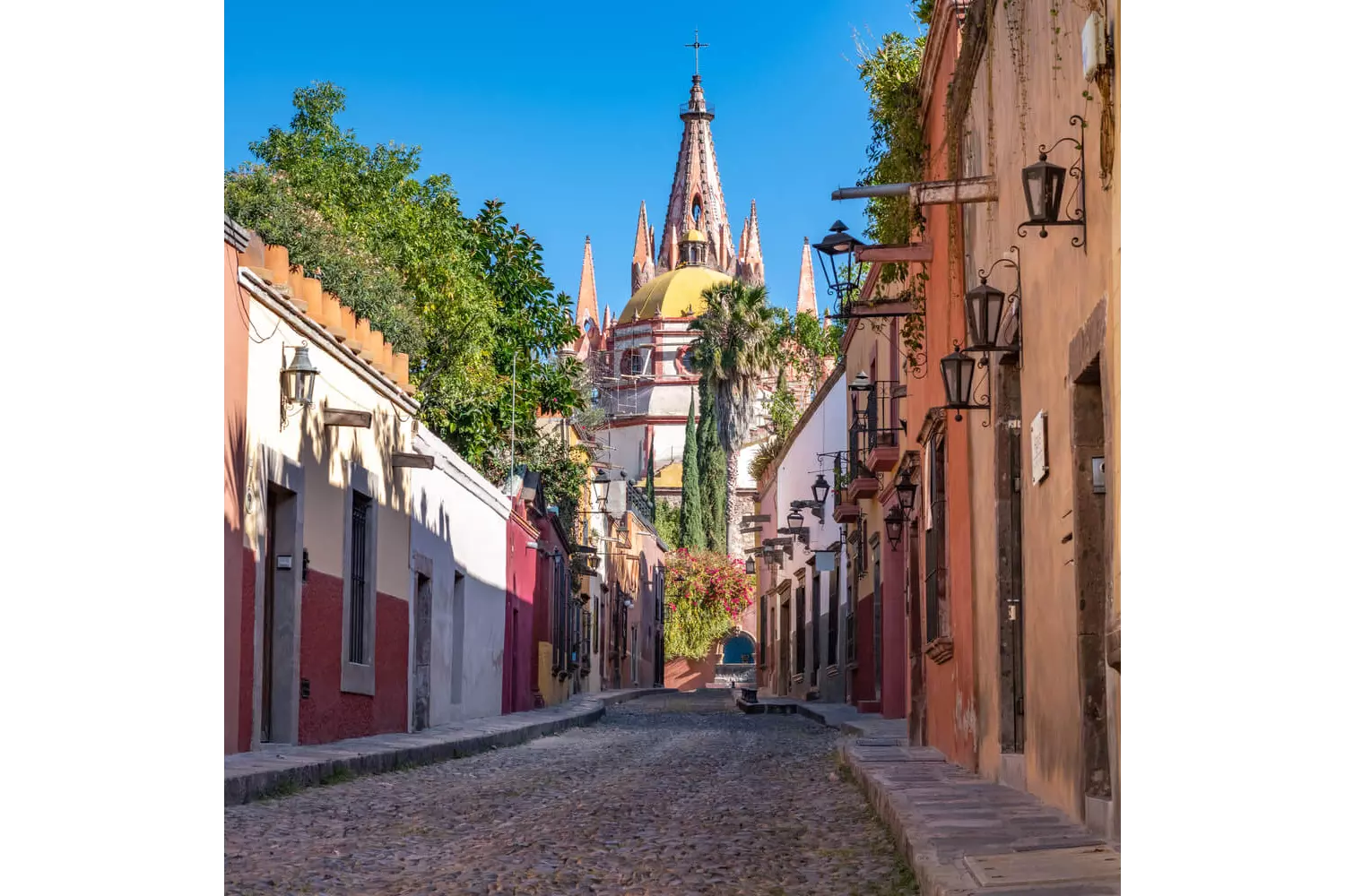 Pittoreske Gasse und Kirche in San Miguel de Allende, Mexiko.