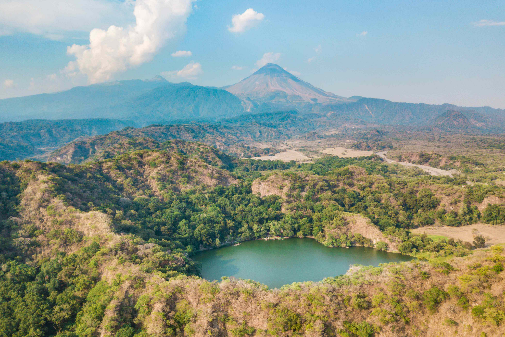 Hochland von Mexiko: bergige Landschaft mit Vulkanen und einem See.