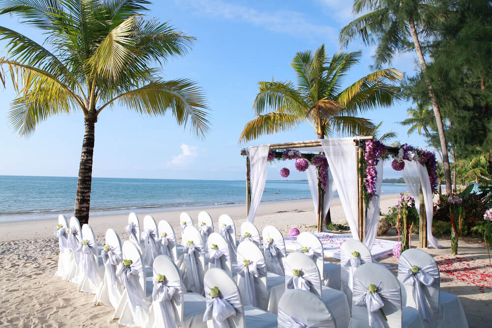 Hochzeit in der Natur: Hochzeitsaltar mit Stühlen an karibischem Traumstrand.