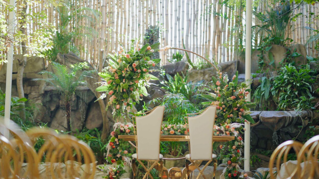 Hochzeitsaltar in einem Hotel.