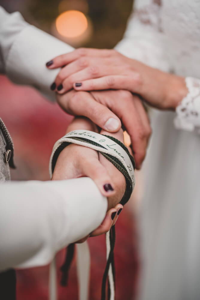 Handfasting ist eines der beliebtesten Hochzeitsrituale weltweit.